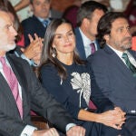 La Reina Letizia vuelve al trabajo con vestido midi.