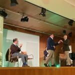 Carlos Menéndez saluda al candidato a la Alcaldía Ignacio Rivas en un acto de Vox Salamanca