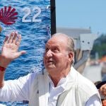 El Rey emérito saluda a su llegada a la 3ª Regata del IV Circuito Copa de España 2022 clase 6m de vela, a 20 de mayo de 2022, en Sanxenxo, Pontevedra, Galicia (España). 