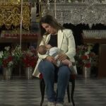 La protagonista de la imagen de la Semana Santa que ha dado la vuelta al mundo y su hijo recrean la escena