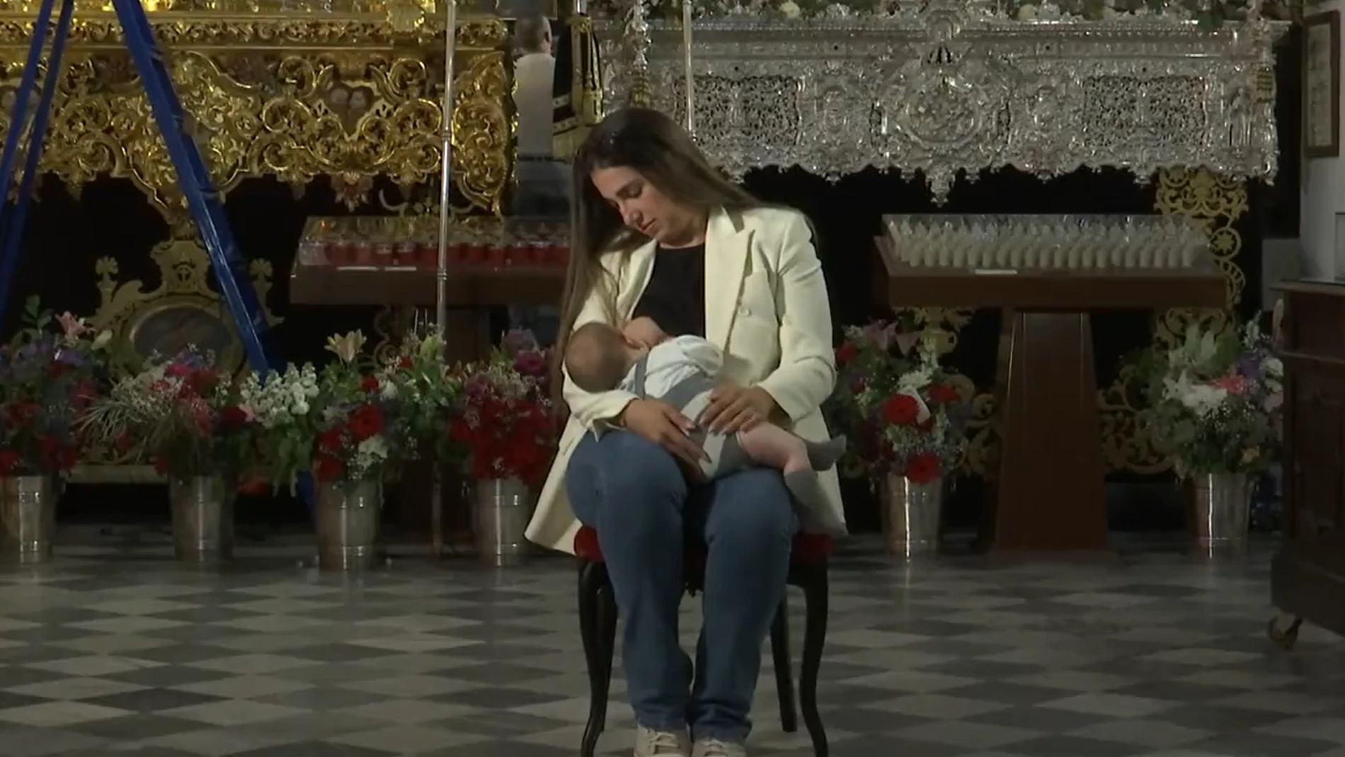 La protagonista de la imagen de la Semana Santa que ha dado la vuelta al mundo y su hijo recrean la escena