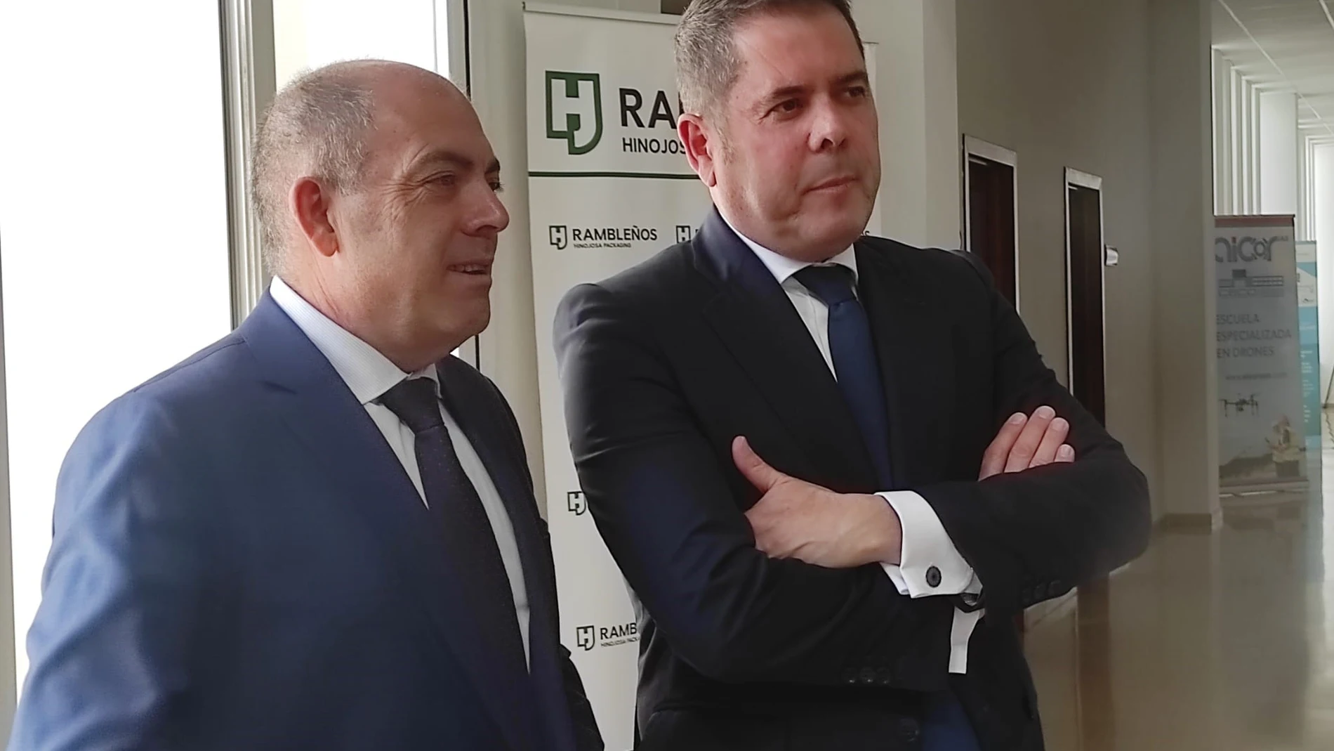 Cuerva (dcha.), con el presidente de ATA, Lorenzo Amor, en la sede de CECO. EUROPA PRESS 11/04/2023