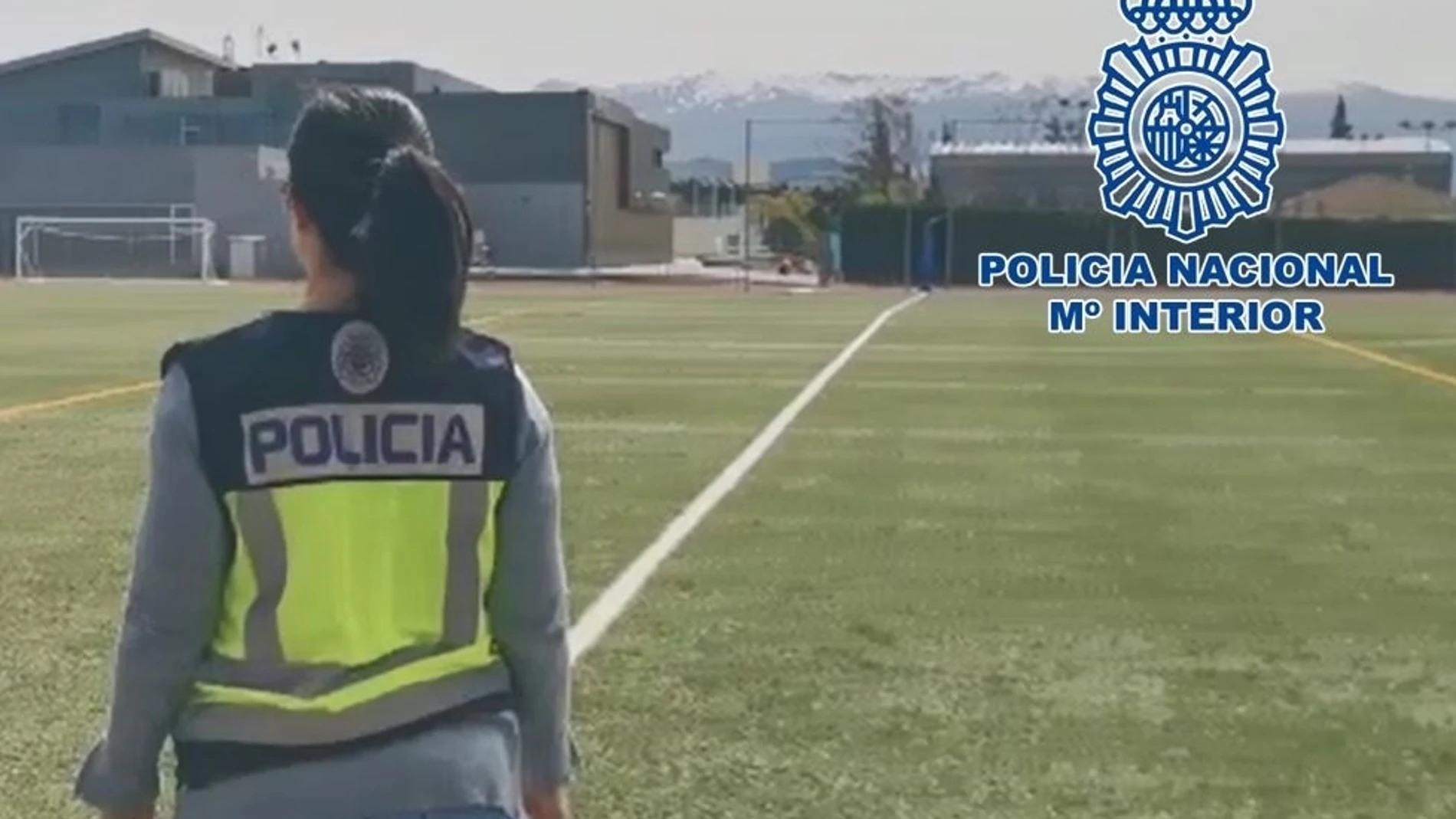 Una agente de la Policía Nacional en un campo de fútbol