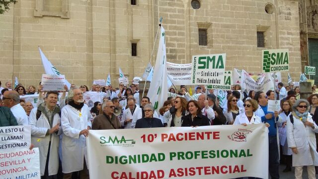 Protesta de médicos de Atención Primaria frente a la sede del SAS en Sevilla