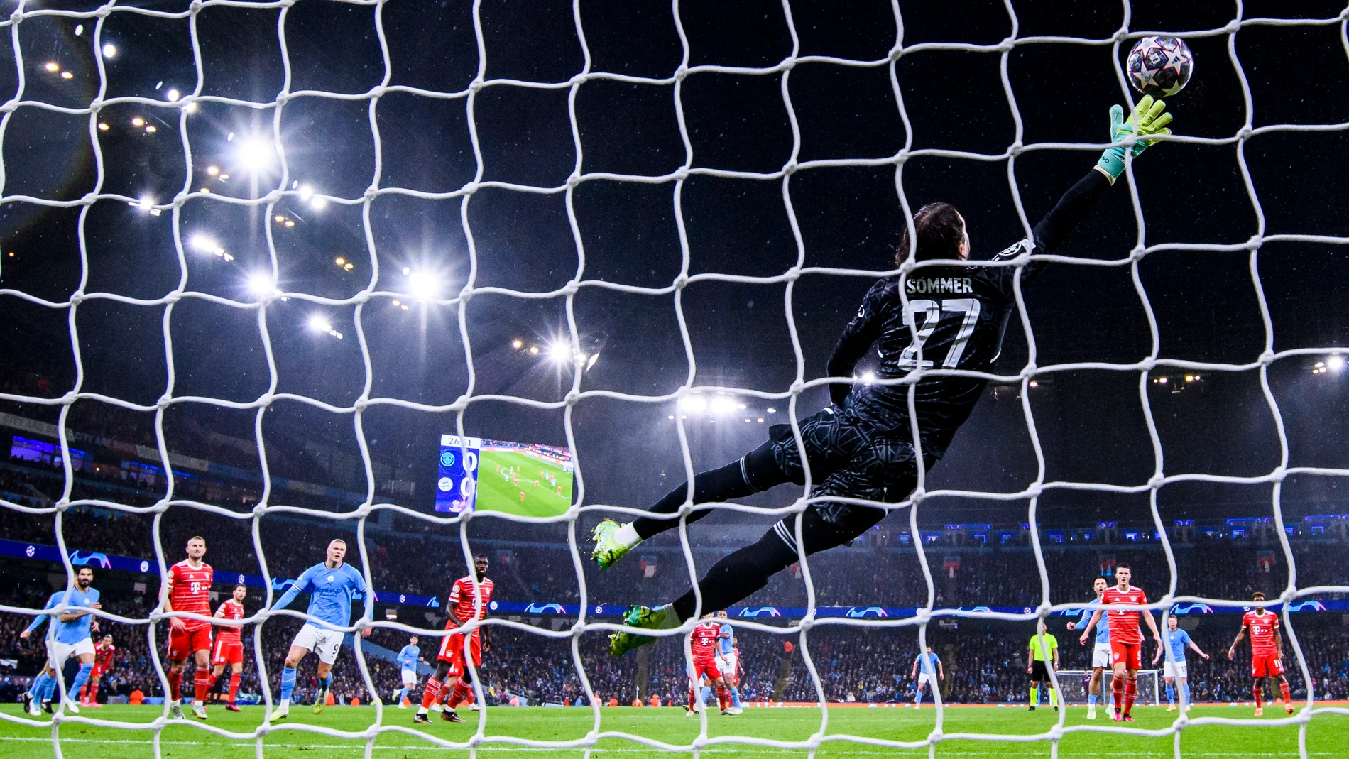 11 April 2023, United Kingdom, Manchester: Manchester City's Rodri (covered) scores his side's first goal during the UEFA Champions League quarter final first leg soccer match between Manchester City and Bayern Munich at Etihad Stadium. Photo: Tom Weller/dpa11/04/2023 ONLY FOR USE IN SPAIN