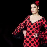 Una modelo pasa los trajes de Guillermo Peralta durante el segundo día del Simof
