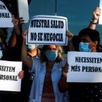 GRAFCAT6845. BARCELONA, 20/05/2020.- Cerca de un centenar de trabajadores sanitarios del Hospital del Mar de Barcelona han reclamado hoy mejoras en las condiciones laborales, más personal y que se les devuelva el 5 % que se les recortó del sueldo en 2010, según han informado a EFE fuentes del comité de empresa. 