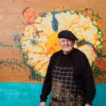 John Olsen, en el estudio de pintura de su casa