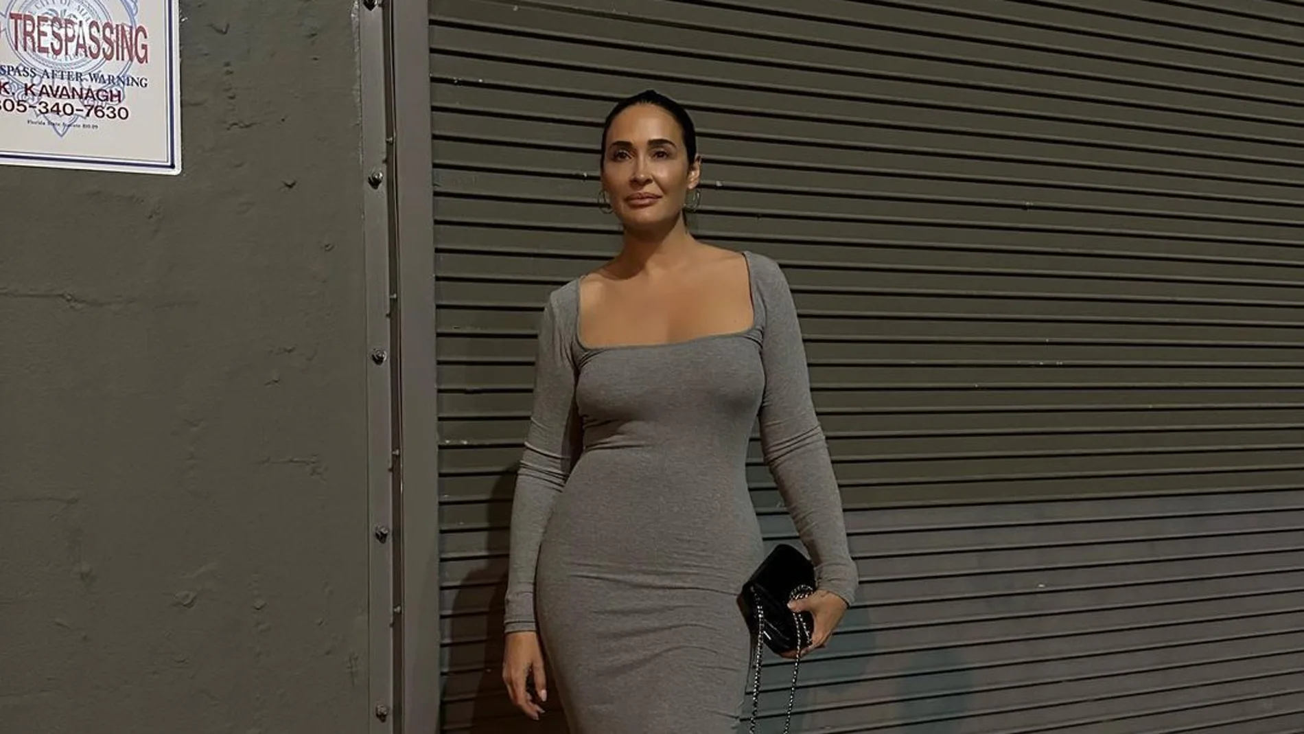 Vicky Martín Berrocal con ele vestido más sexy con zapatillas.