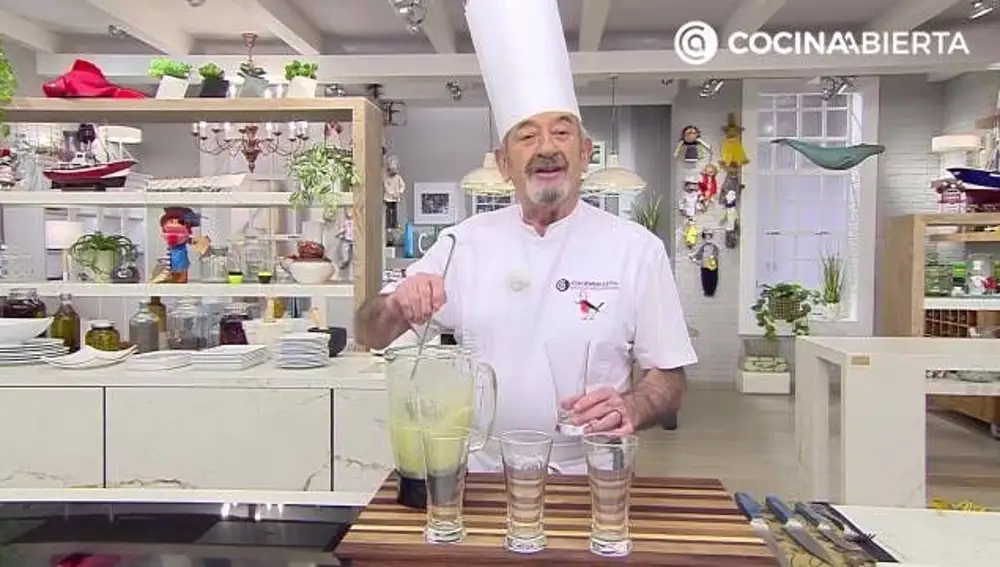 Karlos Arguiñano prepara el batido de frutas detox