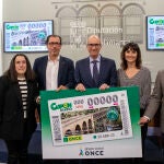 El presidente de la Diputación de Salamanca, Javier Iglesias, y el delegado de la ONCE en Castilla y León, Ismael Pérez, acompañados de la directora de la ONCE en Salamanca, Esther Pérez, presentan el Cupón Diario de la ONCE que estará dedicado al Camino de Hierro