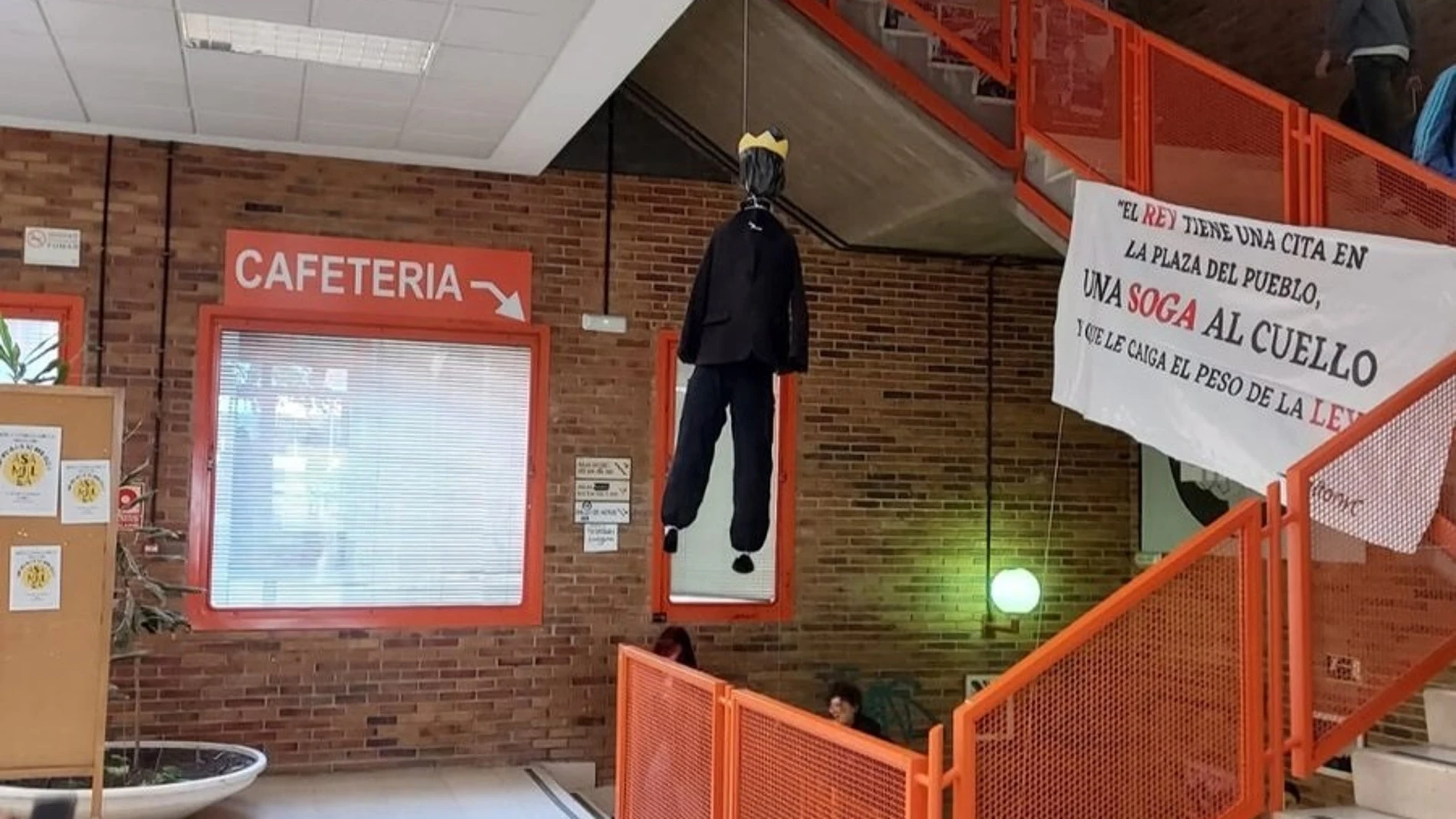 Simulan el ahorcamiento de un rey con un muñeco en la Facultad de Ciencias Políticas de la Complutense TWITTER LIBERTAD SIN IRA 13/04/2023