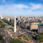 En la emblemática avenida 9 de Julio, se alza el icónico obelisco que es una postal clásica de Buenos Aires