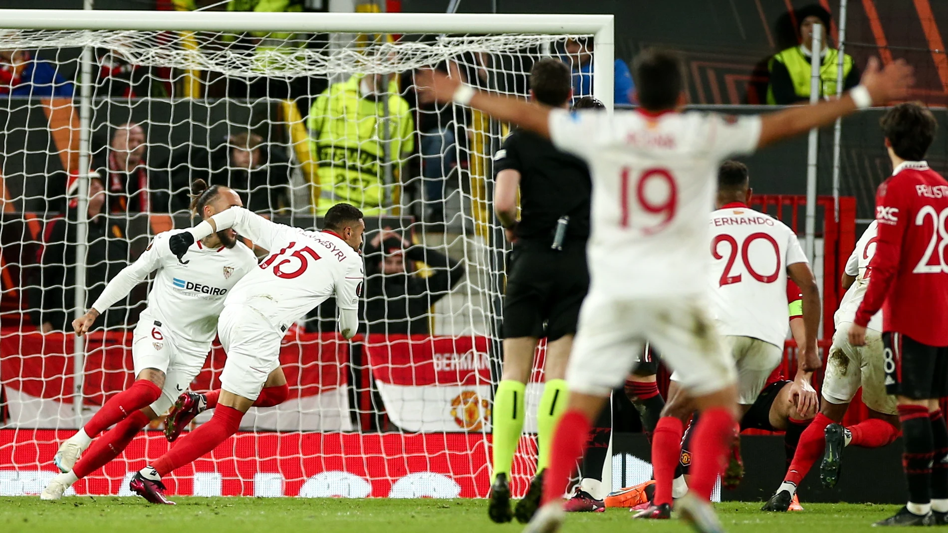 Manchester (United Kingdom), 13/04/2023.- Sevilla's Youssef En-Nesyri (2-L) celebrates after the 2-2 goal was scored during the UEFA Europa League quarter final first leg soccer match between Manchester United and Sevilla FC in Manchester, Britain, 13 April 2023. (Reino Unido) EFE/EPA/ADAM VAUGHAN