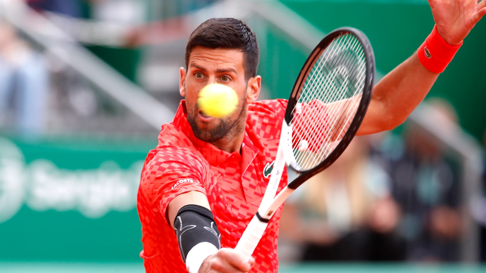 Roquebrune Cap Martin (France), 13/04/2023.- Novak Djokovic of Serbia in action during his third round match against Lorenzo Musetti of Italy at the Monte-Carlo Rolex Masters tournament in Roquebrune Cap Martin, France, 13 April 2023. (Tenis, Francia, Italia) EFE/EPA/SEBASTIEN NOGIER