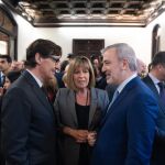Salvador Illa y Jaume Collboni se saludan en presencia de Núria Marín 