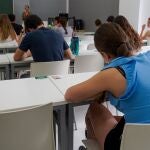 Varios alumnos en un examen