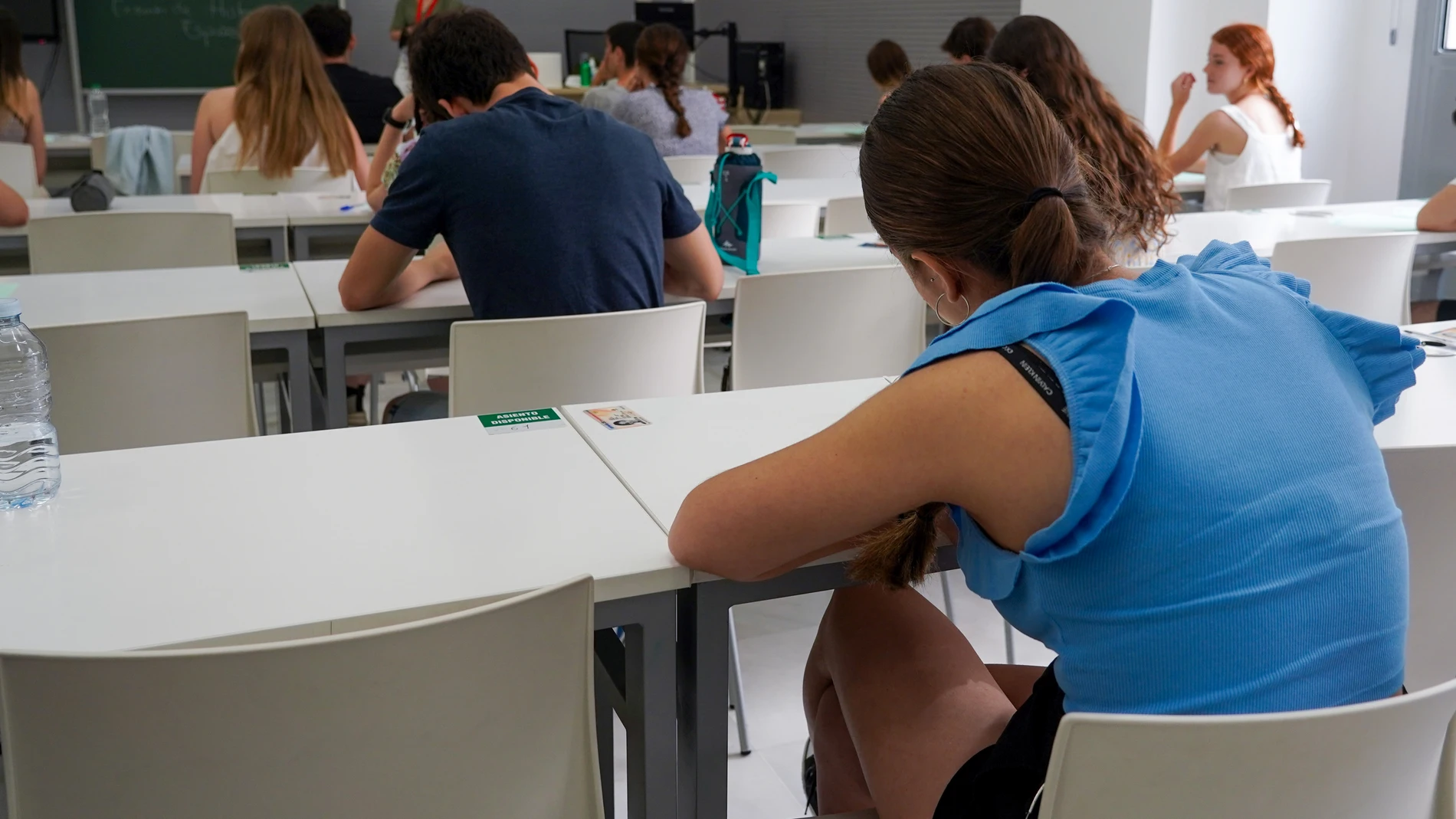 Varios alumnos en un examen