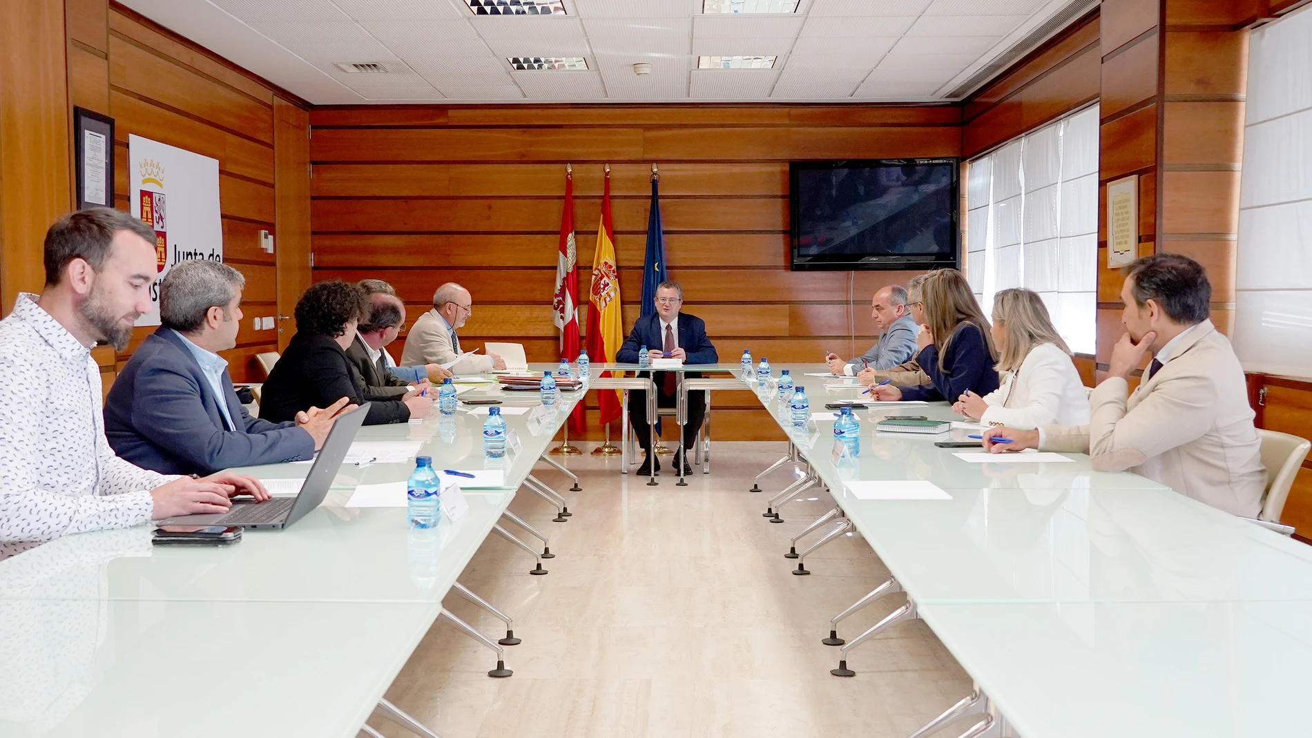 El consejero de Agricultura y Ganadería, Gerardo Dueñas, se reúne con los Grupos de Acción Local
