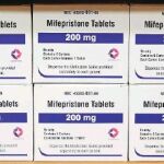 Cajas del fármaco mifepristona en una estantería del West Alabama Women’s Center de Tuscaloosa