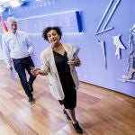 El portavoz presupuestario de EH-Bildu, Oskar Matute, y la portavoz de ERC, Pilar Vallugera, a su salida de una rueda de prensa en el Congreso de los Diputados sobre la ley de Vivienda