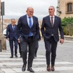 Jesús Julio Carnero y José Mazarías conversan tras la reunión de delegados territoriales