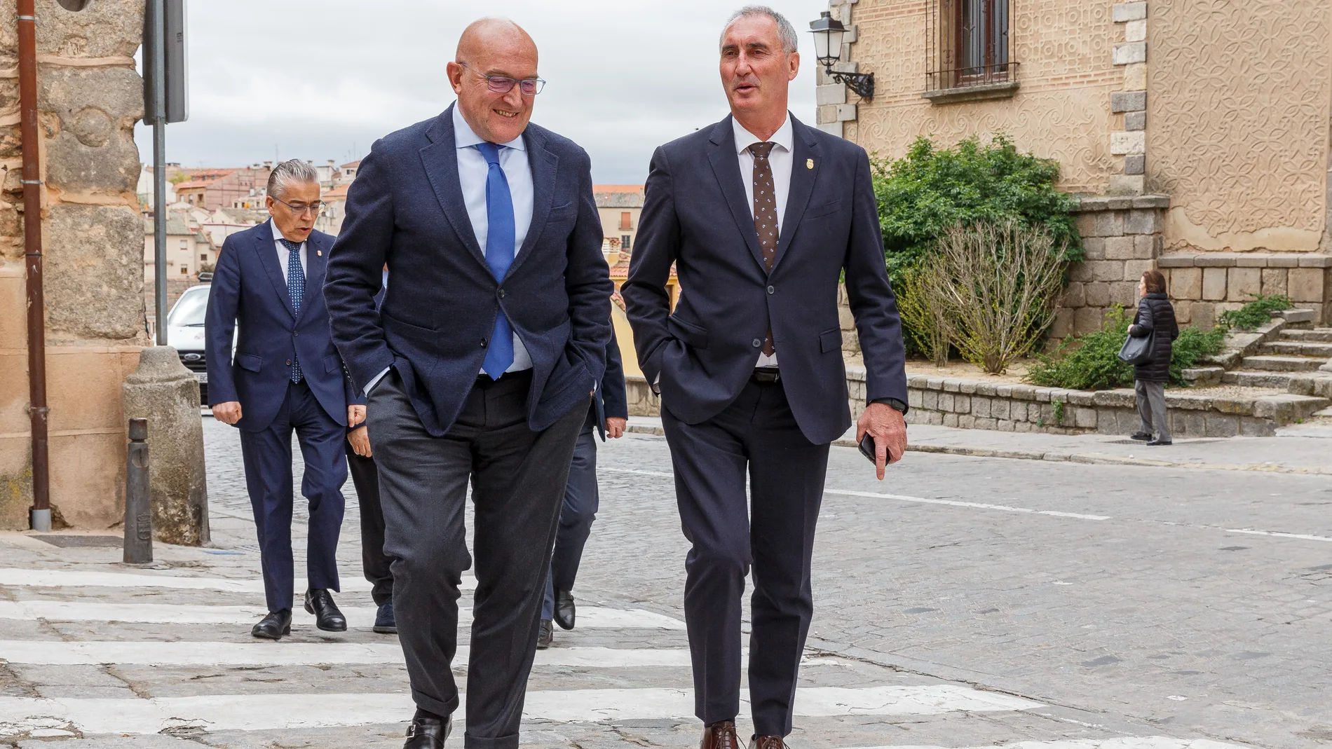Jesús Julio Carnero y José Mazarías conversan tras la reunión de delegados territoriales