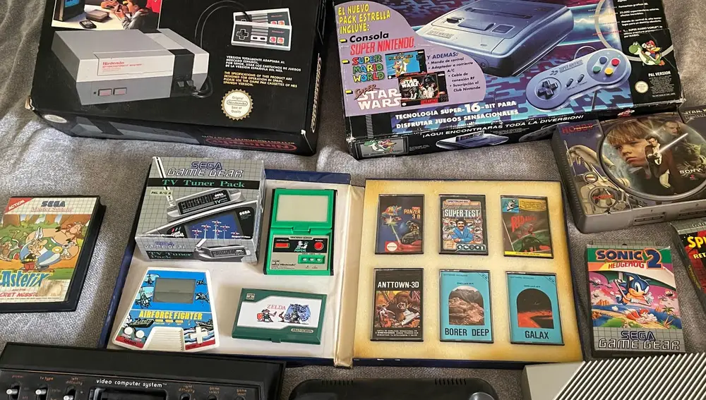 La muestra cuenta con alrededor de 150 objetos entre videojuegos y otras piezas de la época