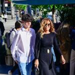 Lara Dibildos y su hijo Álvaro asisten a la misa funeral por Laura Valenzuela