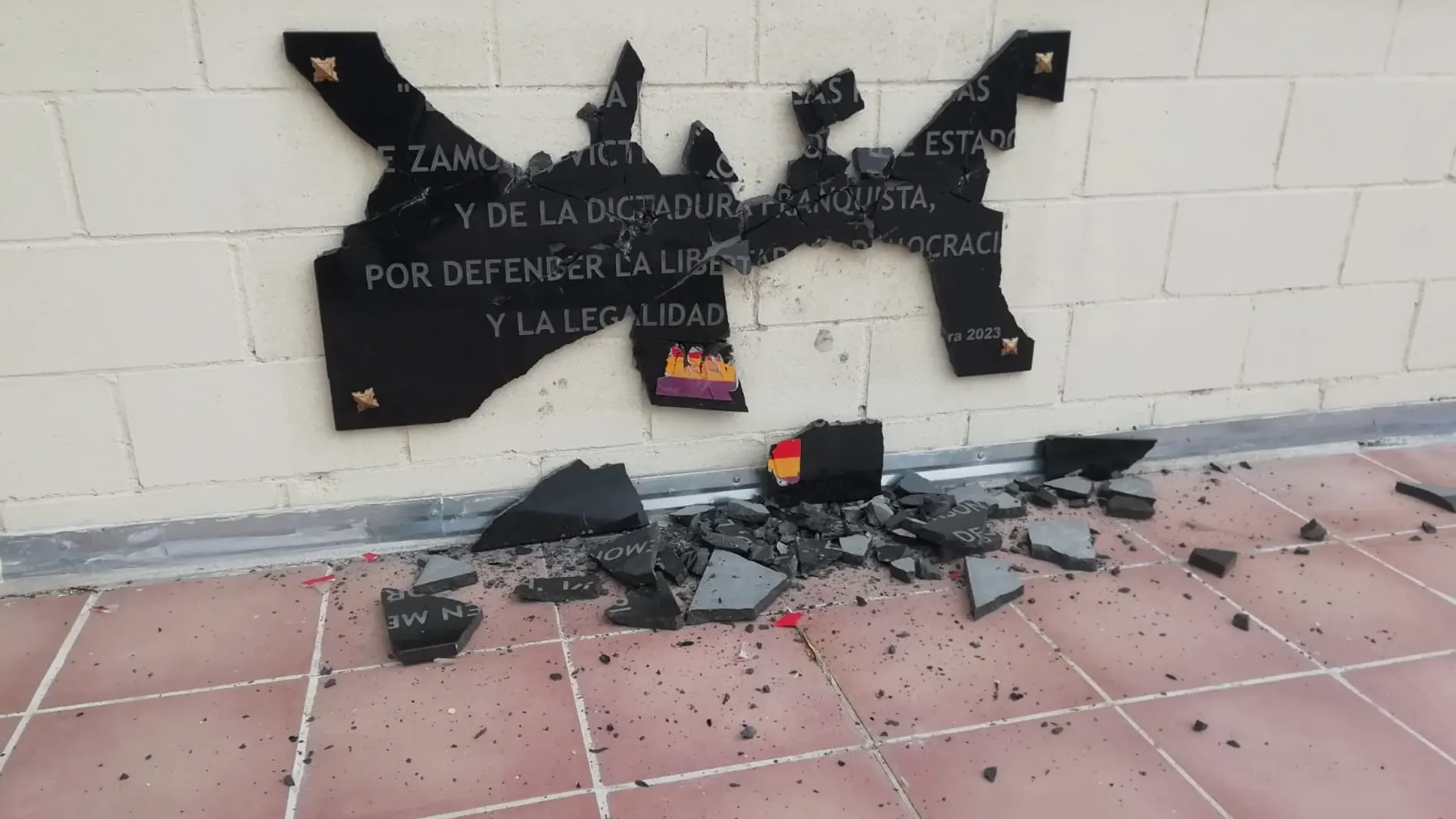 Placa destrozada de los represaliados del franquismo en Zamora