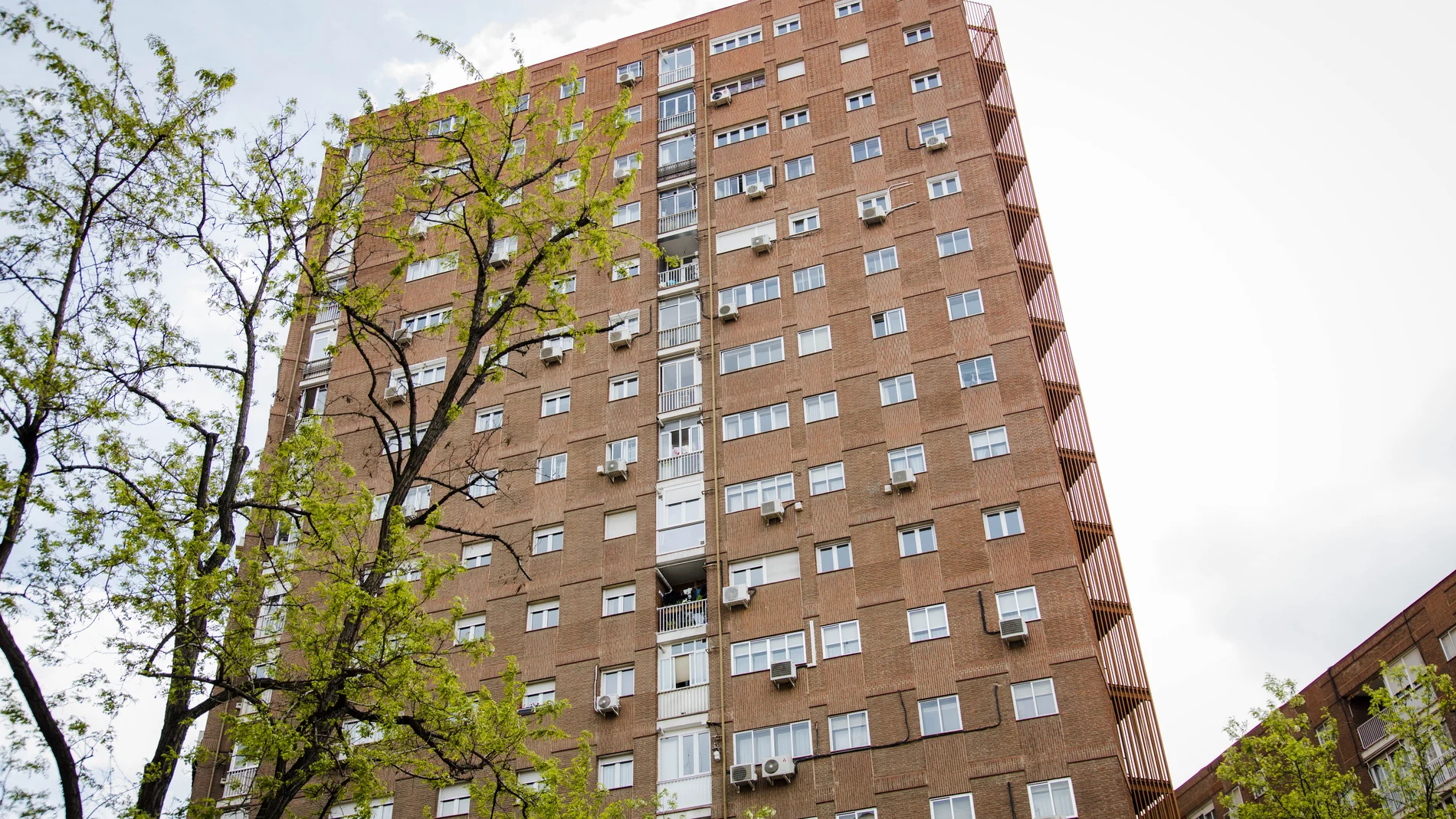 Un edificio del distrito de Arganzuela, a 14 de abril de 2023, en Madrid (España). El acuerdo alcanzado por los partidos del Gobierno de coalición y Esquerra Republicana (ERC) y EH Bildu para desbloquear la Ley de Vivienda consolidará el tope al precio del alquiler en todo el territorio español, independientemente de que sea o no área tensionada, permitirá rebajar de diez a cinco inmuebles el concepto de grandes tenedores y extenderá a las personas físicas las restricciones para arrendadores contempladas en esas zonas tensionadas. Según consta en el acuerdo, se mantendrá el límite del 2% para este año en la subida del alquiler, un tope que se incrementará al 3% en 2024 para, antes del 31 de diciembre del próximo año, crear un nuevo índice de referencia aplicable en todo el territorio. 14 ABRIL 2023;VIVIENDA;LEY;GOBIERNO;ESPAÑA;INMUEBLES;ALQUILER;TOPE;PRECIO; Carlos Luján / Europa Press 14/04/2023