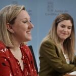 La consejera Isabel Blanco presenta, junto a la directora de Juventud, Estela López, las actividades de Verano