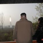Kim Jong Un y su hija supervisan en lanzamiento de un cohete en una foto de archivo