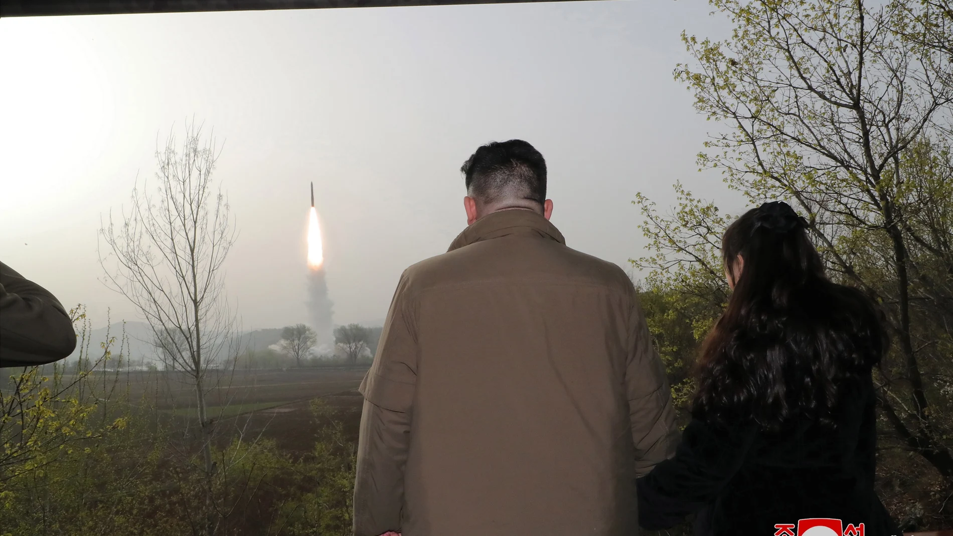 Kim Jong Un y su hija supervisan en lanzamiento de un cohete en una foto de archivo