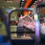 Mujer comprando en el mercado