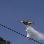 Una imagen de los equipos de extinción que trabajan en el incendio de la Casella (Alzira)