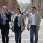 El presidente del PPCV, Carlos Mazón, el coordinador general del PP, Elías Bendodo y la candidata del PP a la Alcaldía de València, Mª José Catalá, visitan una carpa informativa del PPCV, este sábado en Valencia