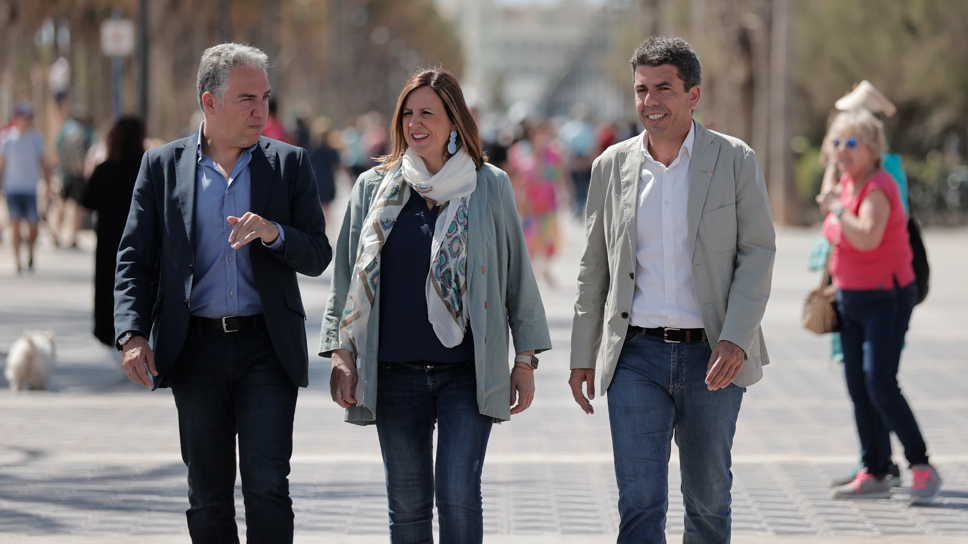 El presidente del PPCV, Carlos Mazón, el coordinador general del PP, Elías Bendodo y la candidata del PP a la Alcaldía de València, Mª José Catalá, visitan una carpa informativa del PPCV, este sábado en Valencia