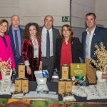 El presidente de la Diputación de Segovia, Miguel Ángel de Vicente, y otros representantes de la institución con algunos de los alimentos que estarán en Madrid