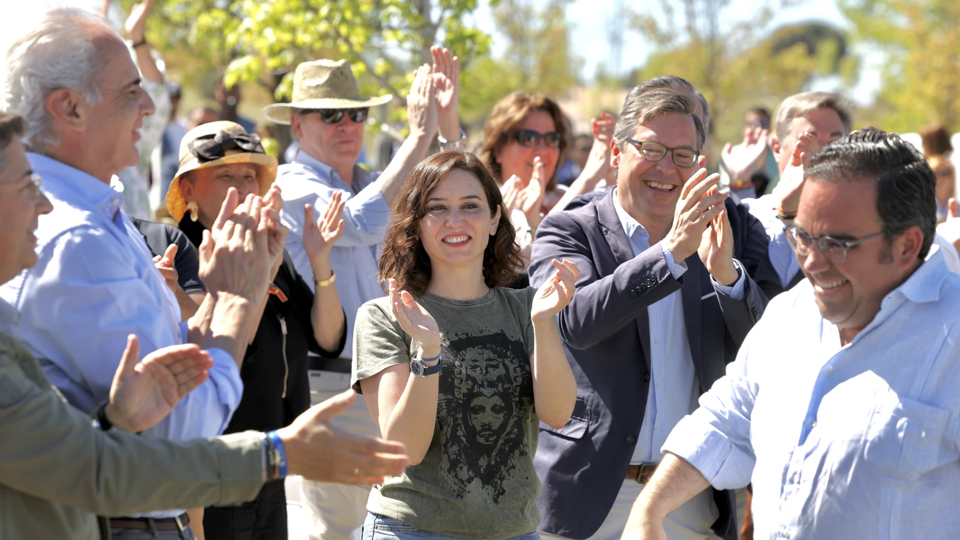 La presidenta de la Comunidad de Madrid, Isabel Díaz Ayuso (c), durante un acto de precampaña del PP, en el Parque Miguel Ángel Blanco, , a 16 de abril de 2023, en Boadilla del Monte, Madrid (España). Durante el acto se ha presentado a los candidatos del PP de la zona Oeste de la comunidad para las próximas elecciones municipales del 28 de mayo.
