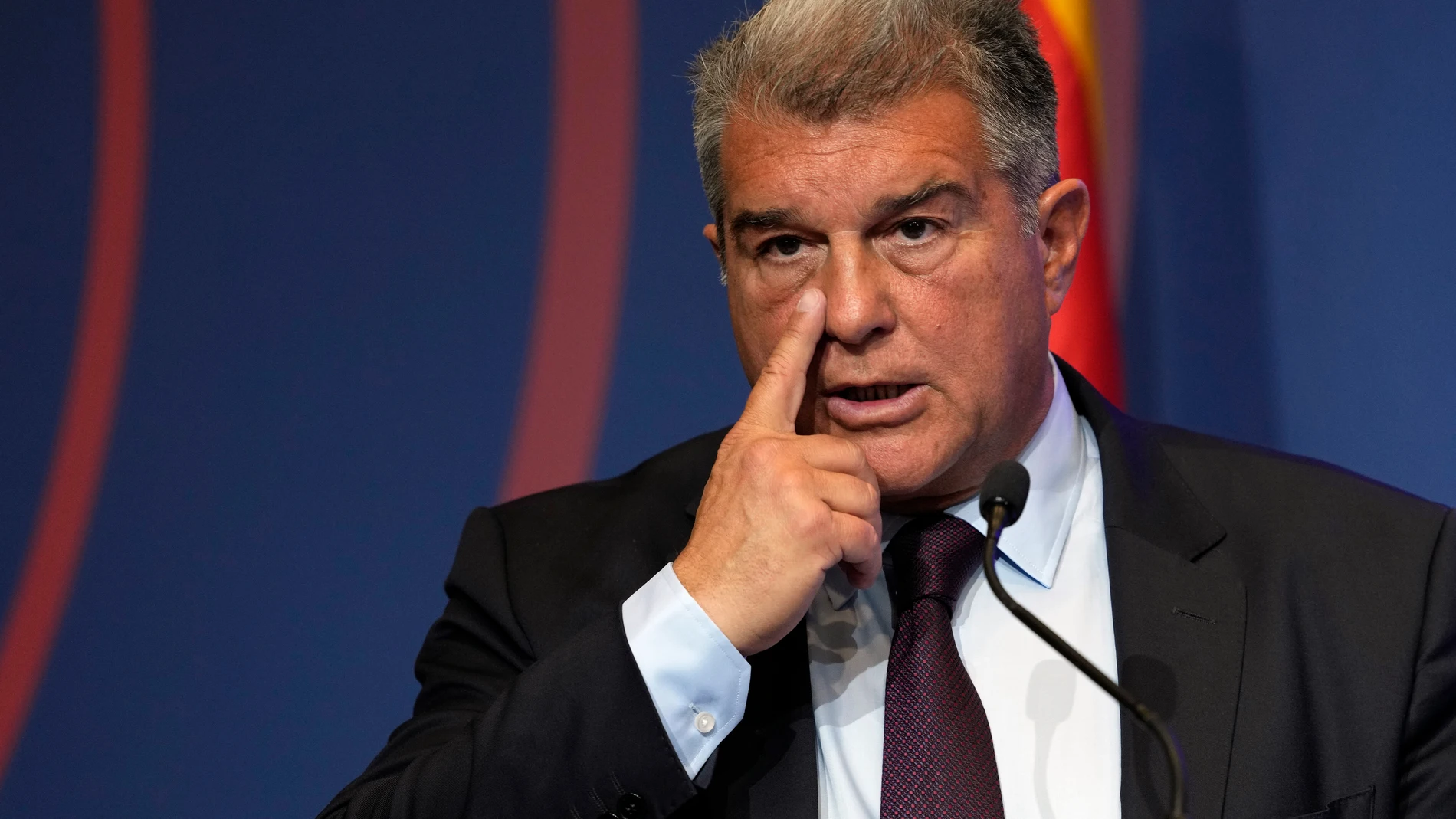 -FOTODELDIA- GRAFCAT8986. BARCELONA, 17/04/2023.- El presidente del FC Barcelona, Joan Laporta, durante la comparecencia que protagoniza este lunes para informar de los resultados de la investigación interna llevada a cabo por la entidad azulgrana en relación al caso Negreira. EFE/Alejandro García