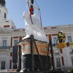 La estatua de Carlos III ya está en su nueva ubicación de la Puerta del Sol