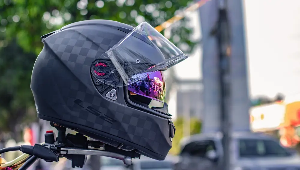 Algunos cascos de moto tienen unos pequeños altavoces integrados a los lados