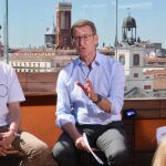 Alberto Núñez Feijóo junto al presidente de NNGG de Madrid Ignacio Dancausa y la secretaria general Paula Tundidor y la secre