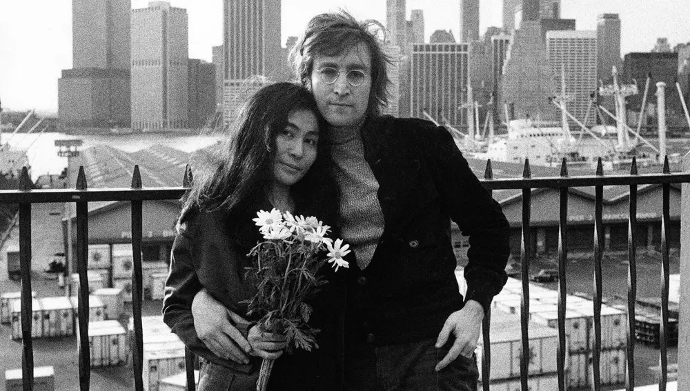 Fotograma cedido por el Servicio Público de Radiofusión (PBS) donde aparecen John Lennon y Yoko Ono posando en Nueva York, durante una escena del documental Lennon NYC de la serie American Masters.
