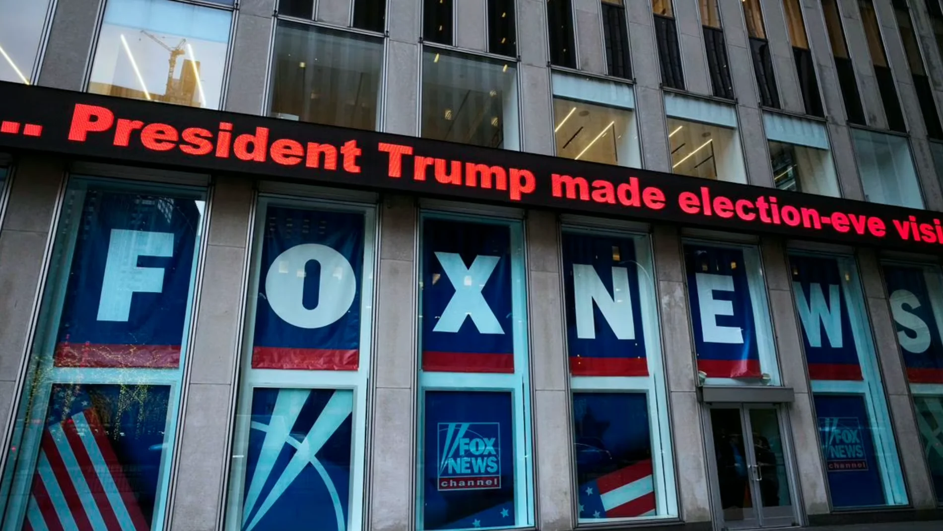 Un titular sobre el ex presidente Donald Trump, en los estudios de Fox News en Nueva York
