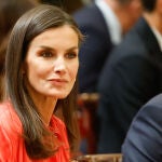 La Reina Letizia estrena falda de lo más sexy. 