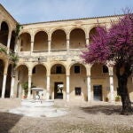 Un castillo en la sierra con un "jardín de Belvedere"