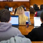 Varios estudiantes asisten a clase en la Facultad de Derecho de la Universidad Complutense de Madrid