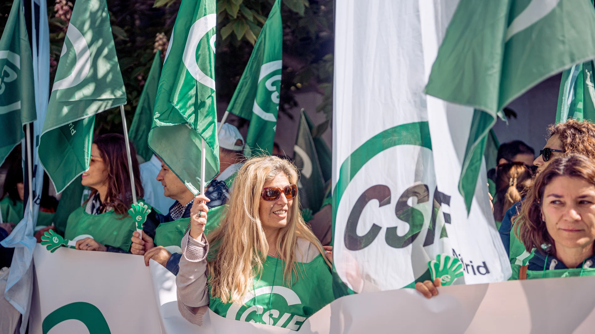 Manifestantes durante una concentración convocada por CSIF, frente a la sede de la Delegación del Gobierno, a 18 de abril de 2023, en Madrid (España). La Central Sindical Independiente y de Funcionarios (CSIF), sindicato más representativo en las administraciones públicas, ha convocado al personal sanitario a una concentración hoy, frente a las subdelegaciones de Gobierno de toda España para denunciar la situación de la Sanidad y exigir al Ejecutivo que no demore más el reconocimiento de la jubilación anticipada, aplicando coeficientes reductores para este colectivo de profesionales.